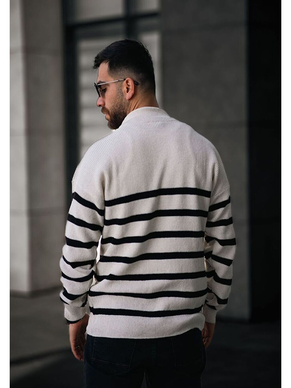Beyaz Siyah Yarım Fermuar Dik Yaka Çizgili Triko Erkek Kazak-2