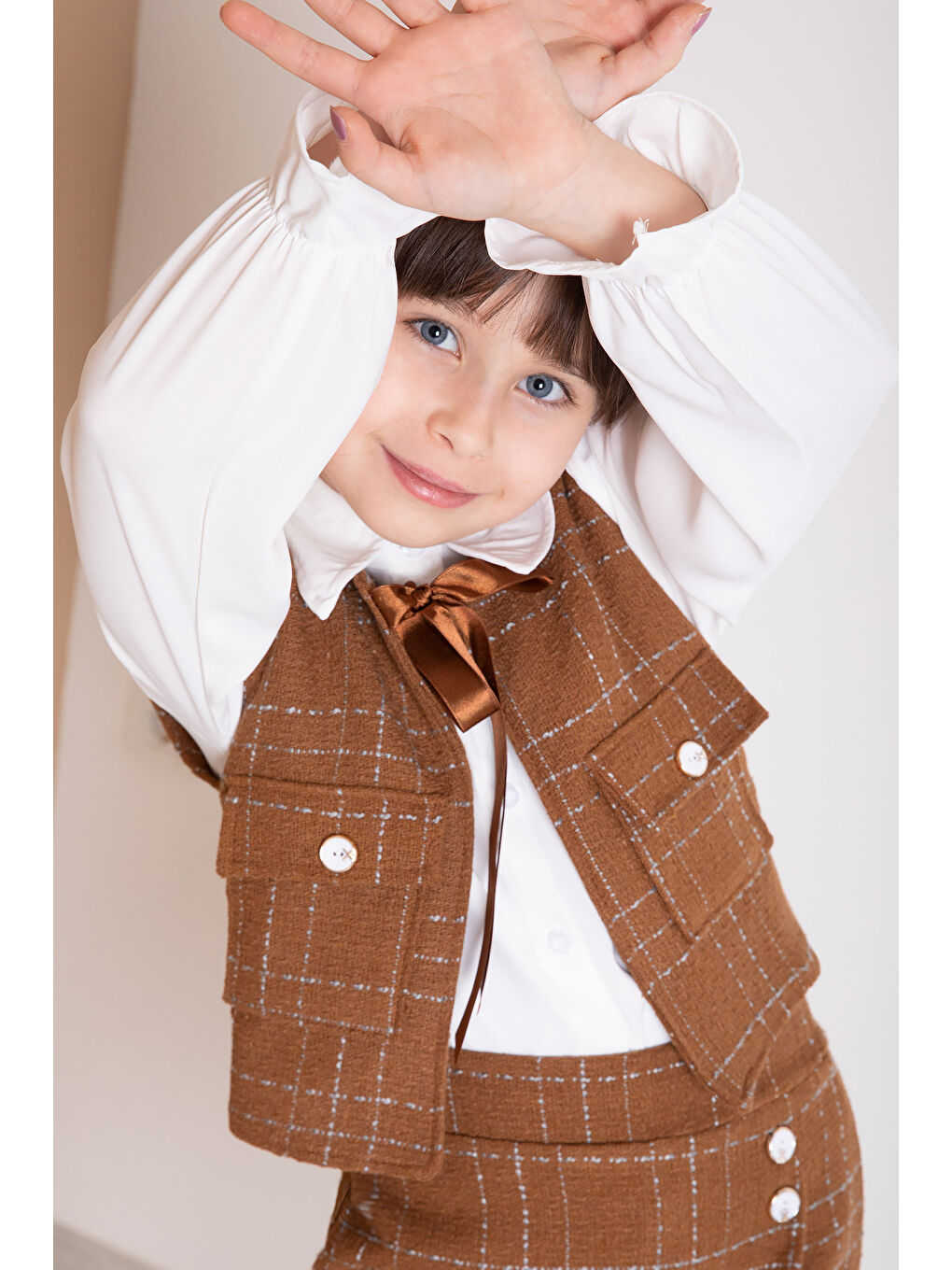 Kahverengi Kahve Fiyonklu Yelekli Düğme Detaylı Şort Etekli Kız Çocuk 3lü Takım 20317-1