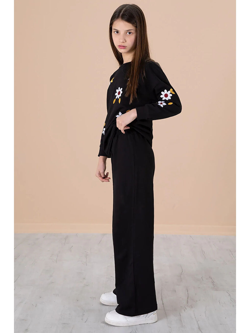 Siyah Çiçek Nakışlı Badili Geniş Paça Kız Çocuk Eşofman Takımı 20191-1