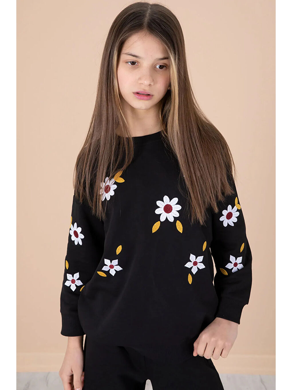 Siyah Çiçek Nakışlı Badili Geniş Paça Kız Çocuk Eşofman Takımı 20191-2