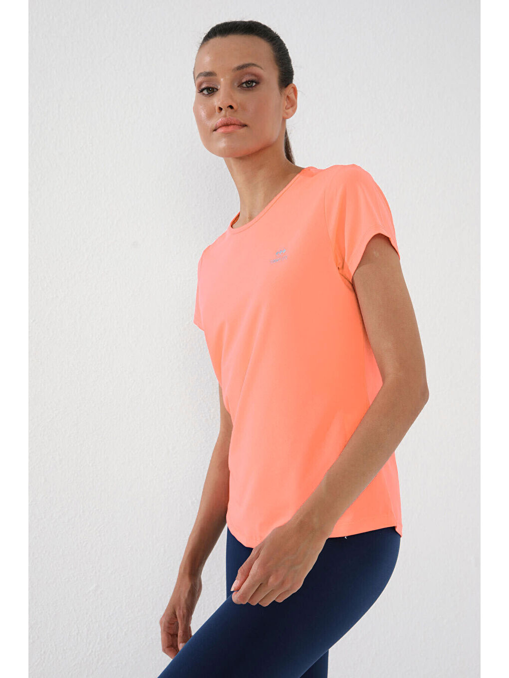 Turuncu Yavruagzı Basic Kısa Kol Standart Kalıp O Yaka Kadın Tişört - 97144-3