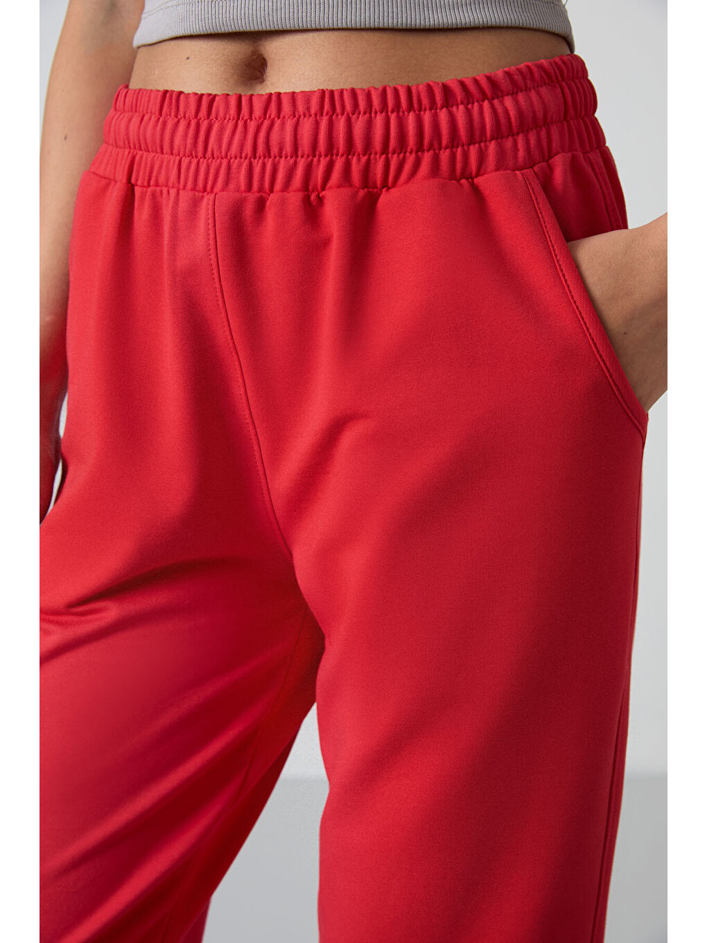 Kırmızı Cepli Yüksek Bel Rahat Form Lastik Paça Kadın Eşofman Alt - 94583-4
