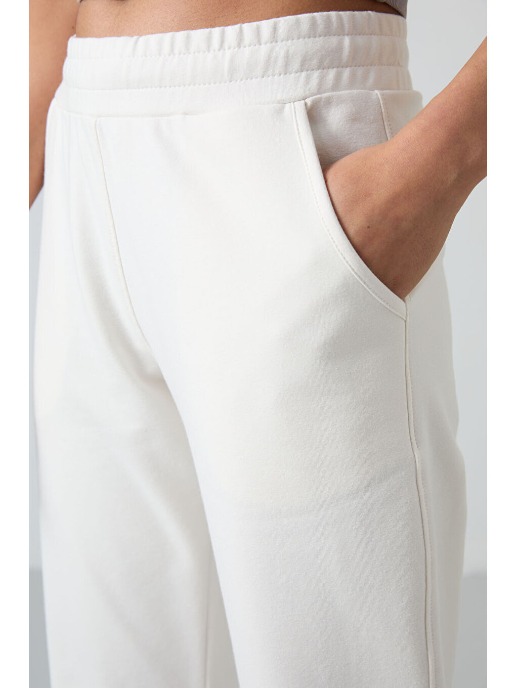 Ekru Yüksek Bel Cepli Rahat Form Klasik Paça Kadın Eşofman Alt - 94584-2