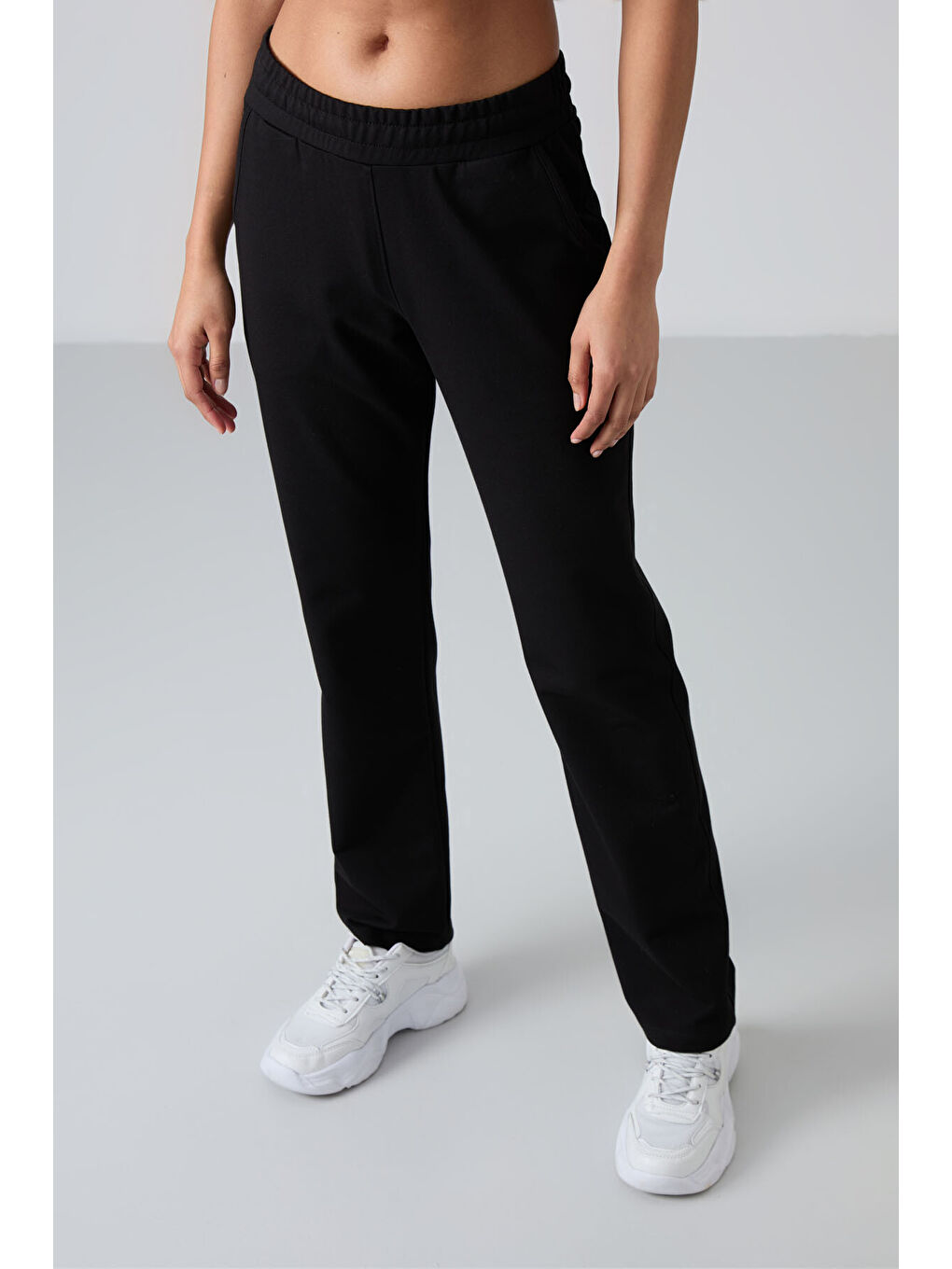 Siyah Yüksek Bel Cepli Rahat Form Klasik Paça Kadın Eşofman Alt - 94584-1