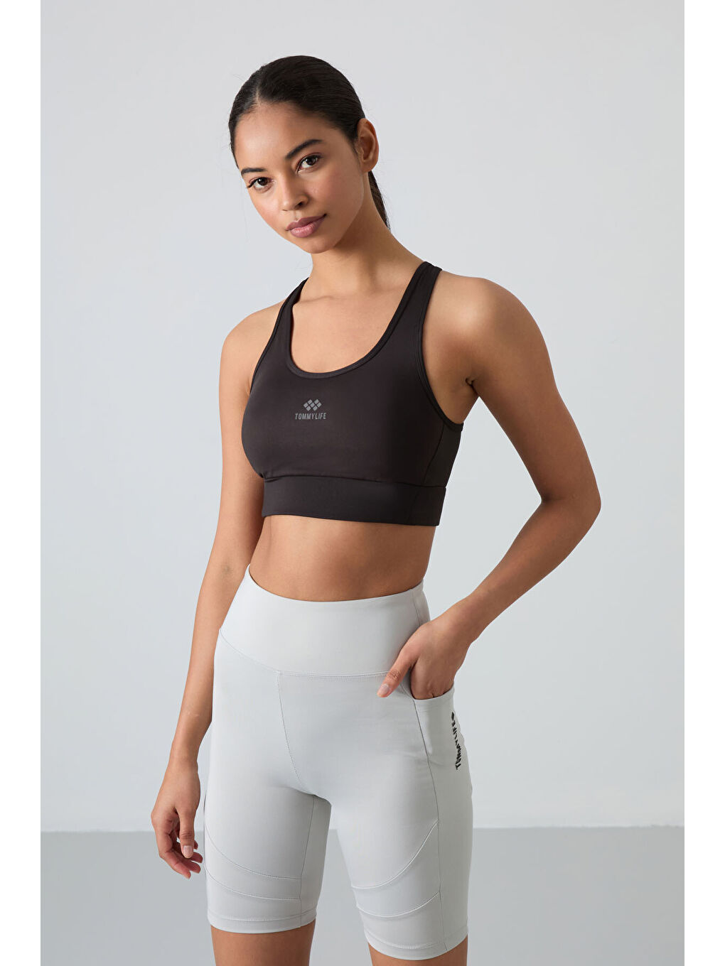 Siyah Çapraz Sırt Detaylı Slim Fit U Yaka Pedli Kadın Spor Büstiyer - 97121-4