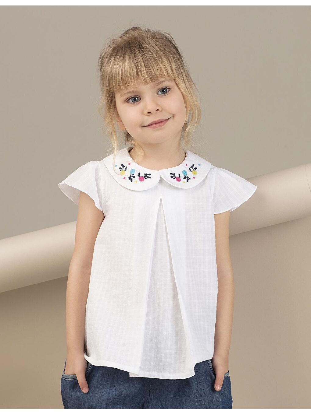 Beyaz Yakası Nakış Detaylı Bluz