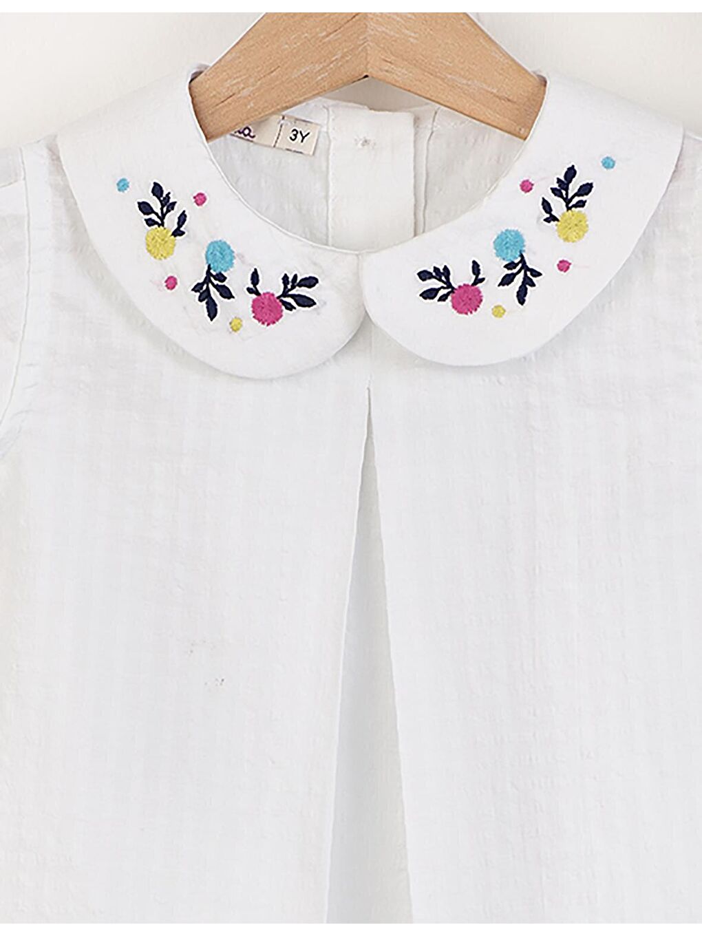 Beyaz Yakası Nakış Detaylı Bluz-4