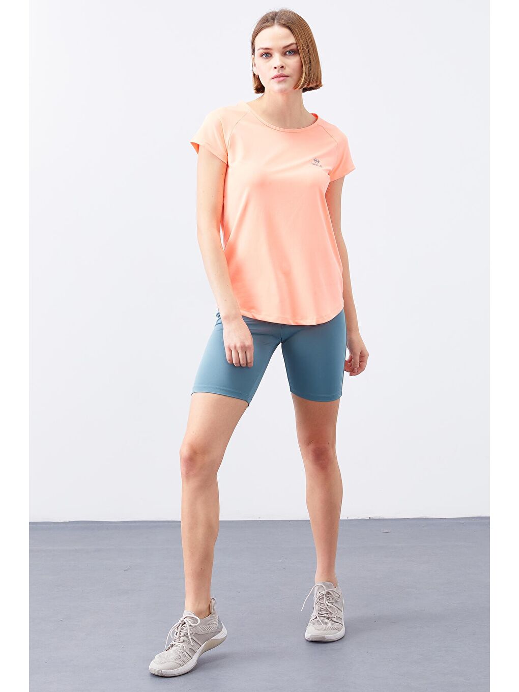 Mercan Sırt Pencereli Kısa Kol Standart Kalıp O Yaka Kadın Tişört - 97101-1