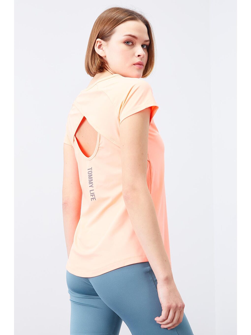 Mercan Sırt Pencereli Kısa Kol Standart Kalıp O Yaka Kadın Tişört - 97101-4