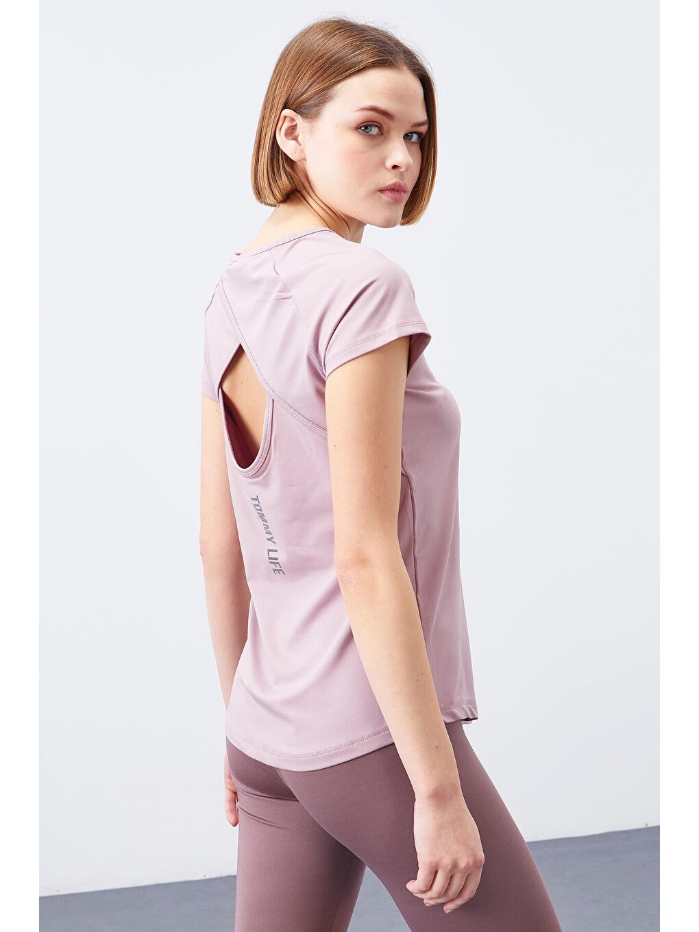 Pembe Gül Kurusu Sırt Pencereli Kısa Kol Standart Kalıp O Yaka Kadın Tişört - 97101-2