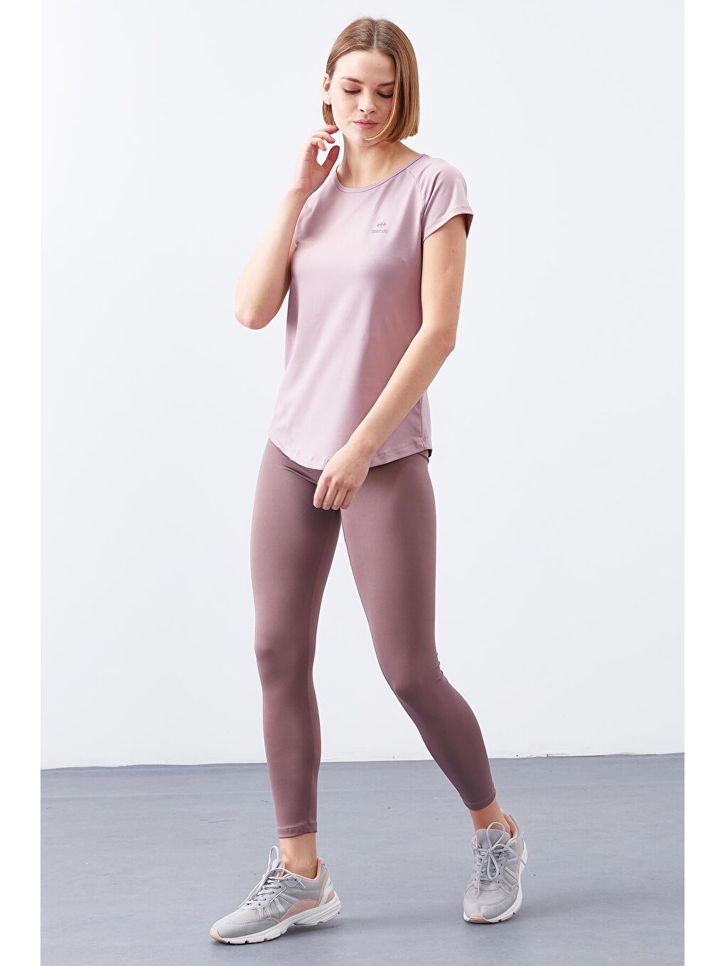 Pembe Gül Kurusu Sırt Pencereli Kısa Kol Standart Kalıp O Yaka Kadın Tişört - 97101-3