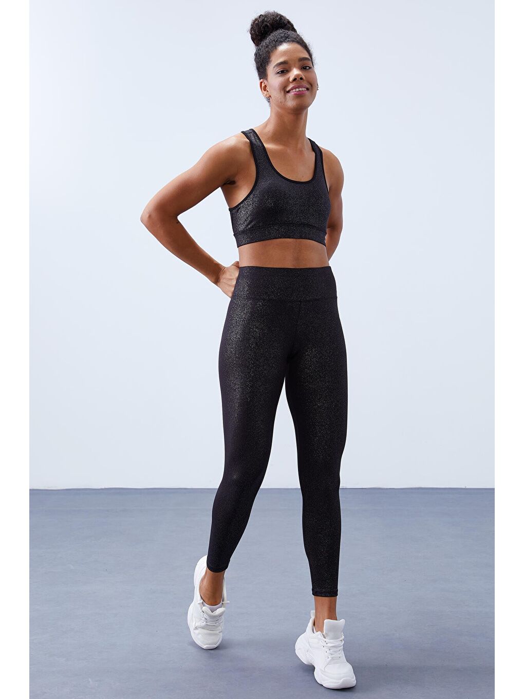 Siyah-gümüş - Siyah Yüksek Bel Toparlayıcılı Sırt Detaylı Slim Fit Büstiyer Kadın Tayt Takım - 95281-2