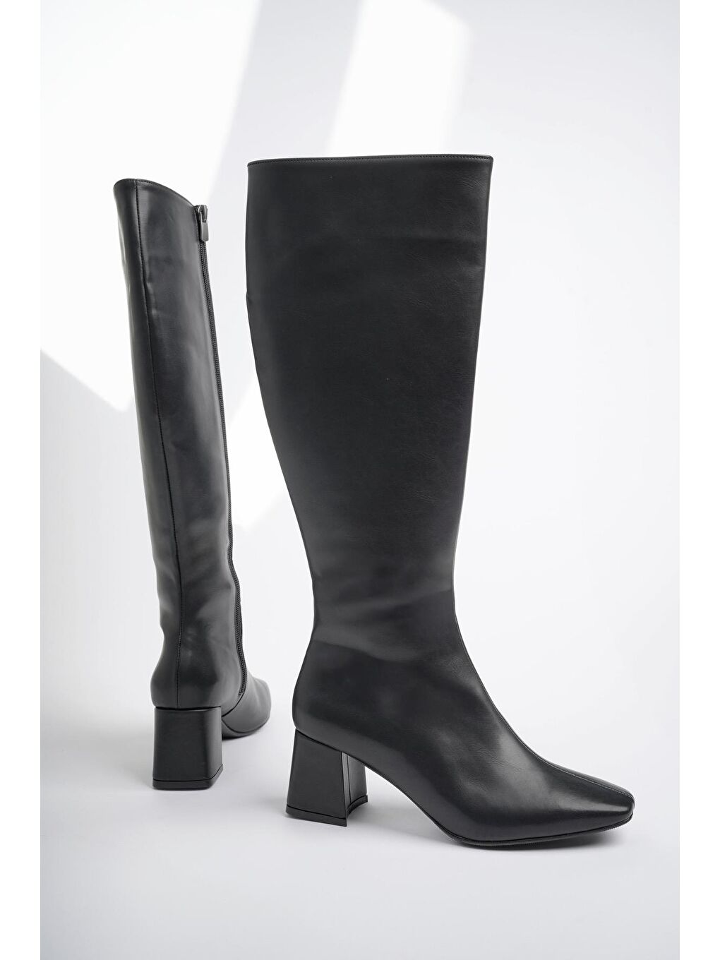 Siyah KAROLİNE Küt Burun Yandan Fermuarlı Topuklu Kadın Çizme-1