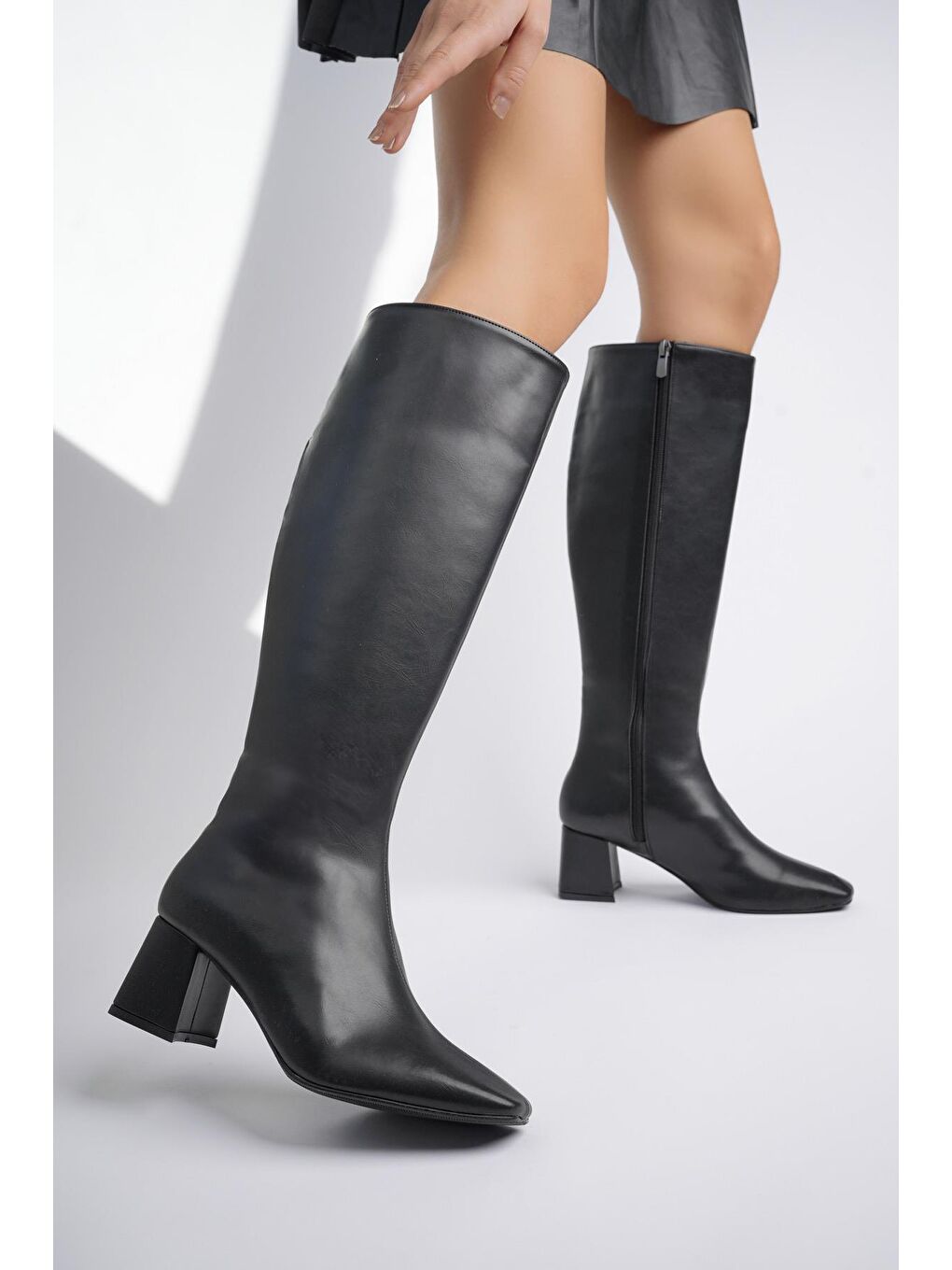Siyah KAROLİNE Küt Burun Yandan Fermuarlı Topuklu Kadın Çizme-4