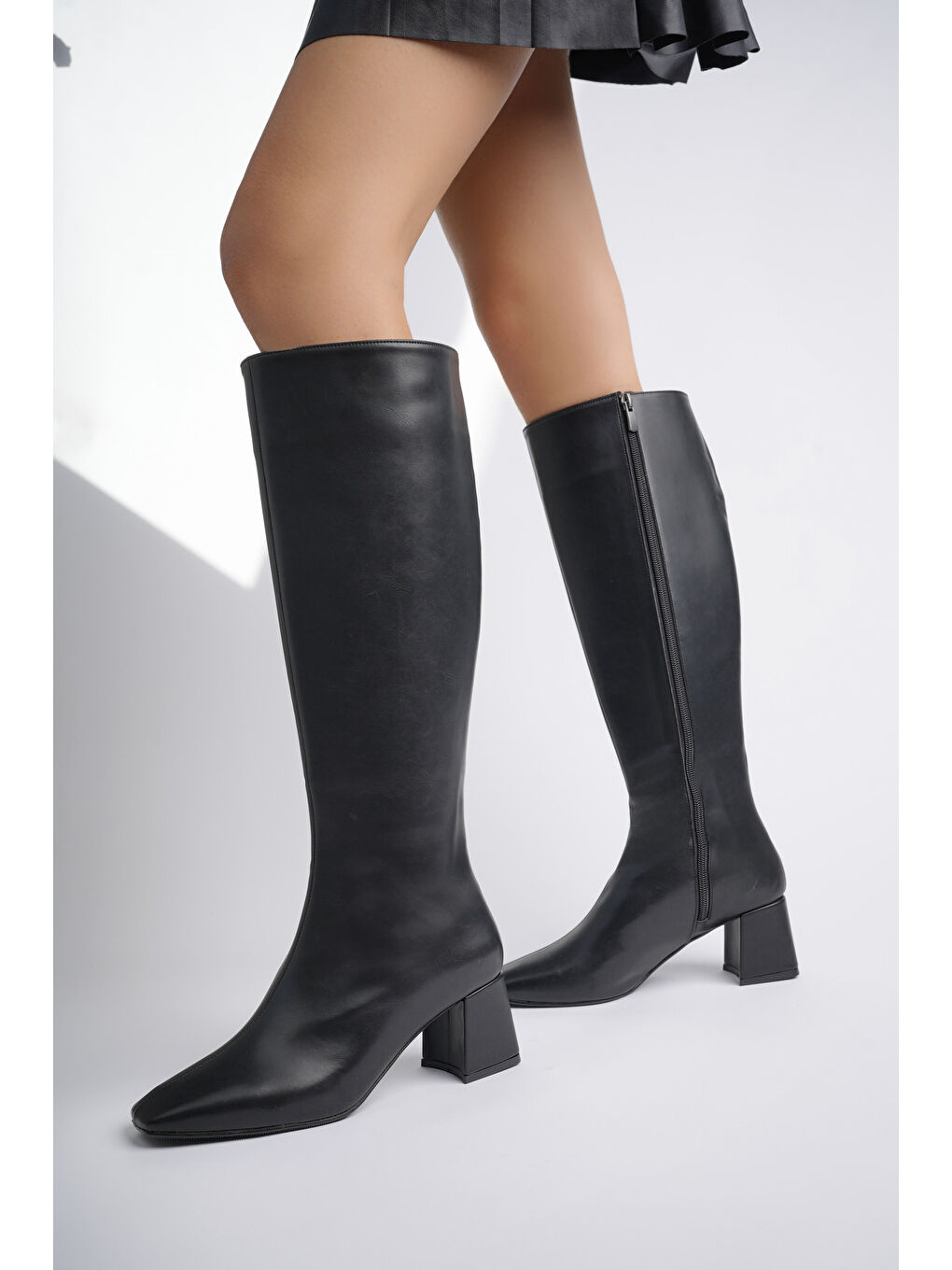Siyah KAROLİNE Küt Burun Yandan Fermuarlı Topuklu Kadın Çizme-5