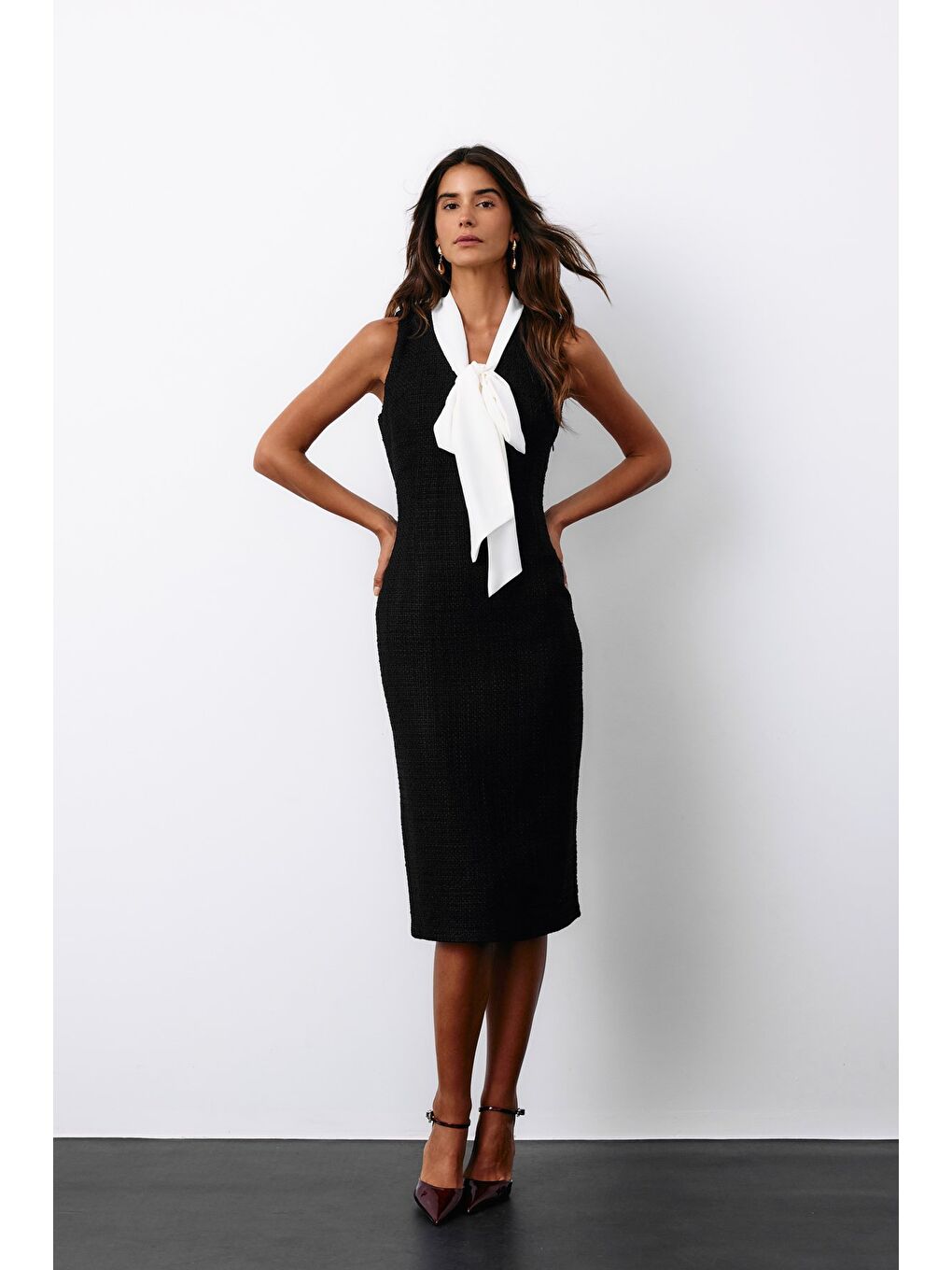 Fularlı Kolsuz Tüvit Elbise - Siyah