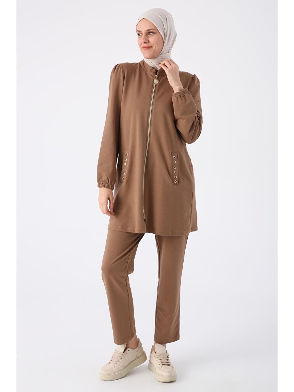 Kahverengi Kahve Pamuklu Cepleri Ve Sırtı Kuşgözü Detaylı Dik Yaka Fermuarlı Hırkalı Pantolonlu Takım