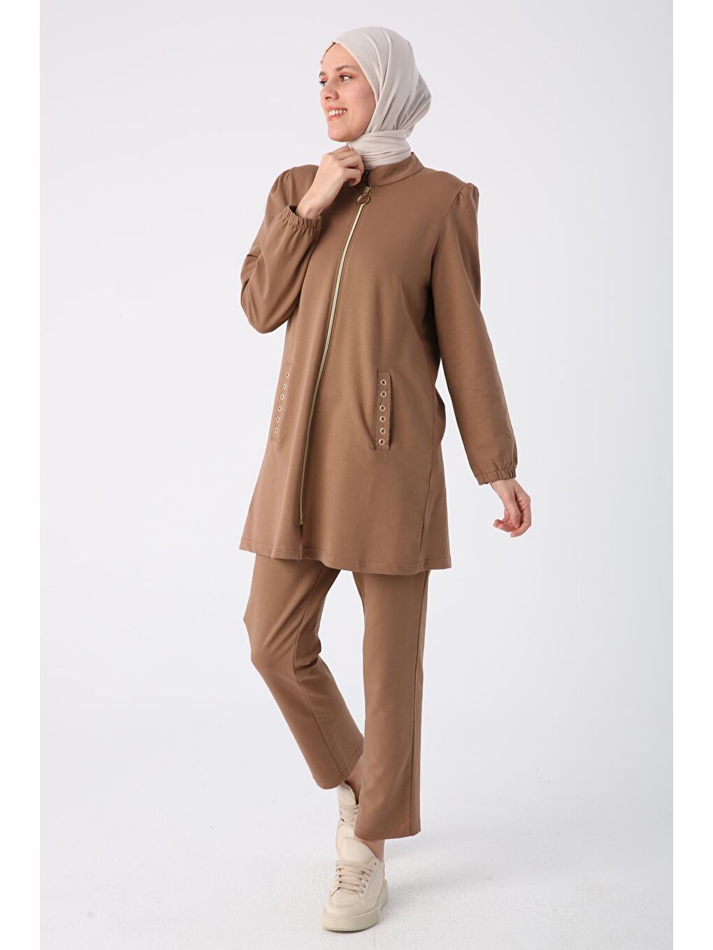 Kahverengi Kahve Pamuklu Cepleri Ve Sırtı Kuşgözü Detaylı Dik Yaka Fermuarlı Hırkalı Pantolonlu Takım-2