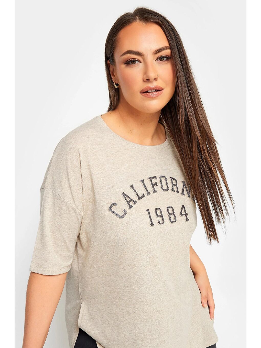 Bej Büyük Beden Yırtmaç Detaylı Yazı Baskılı Bisiklet Yaka Yarım Kollu Tişört 302203