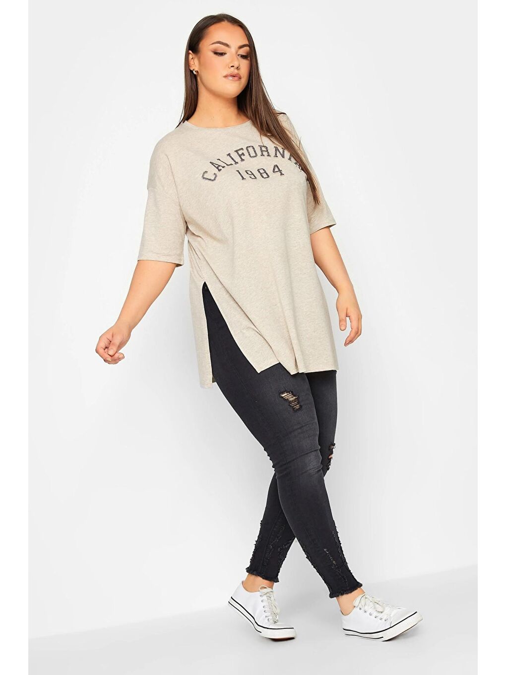 Bej Büyük Beden Yırtmaç Detaylı Yazı Baskılı Bisiklet Yaka Yarım Kollu Tişört 302203-1