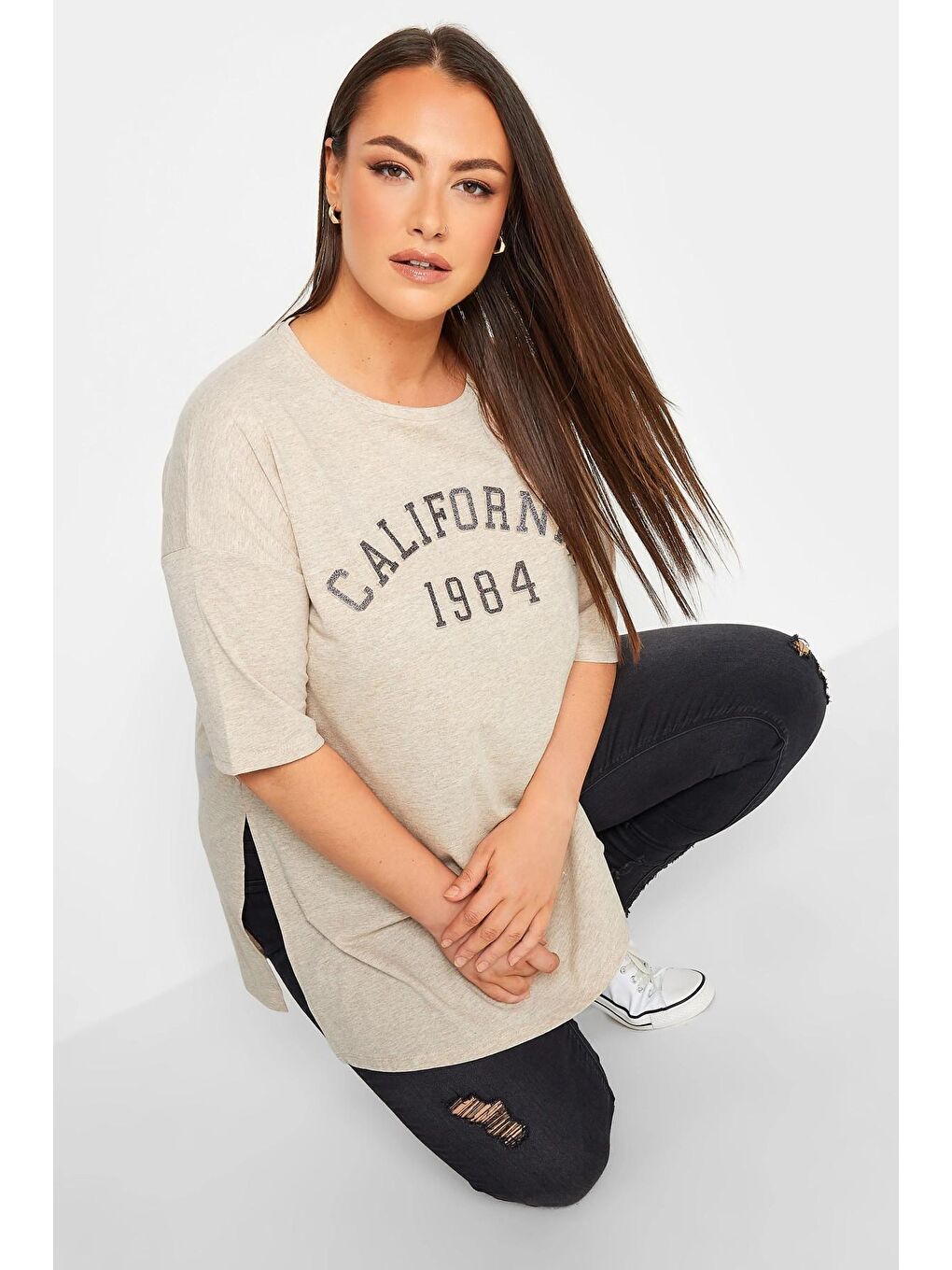 Bej Büyük Beden Yırtmaç Detaylı Yazı Baskılı Bisiklet Yaka Yarım Kollu Tişört 302203-3