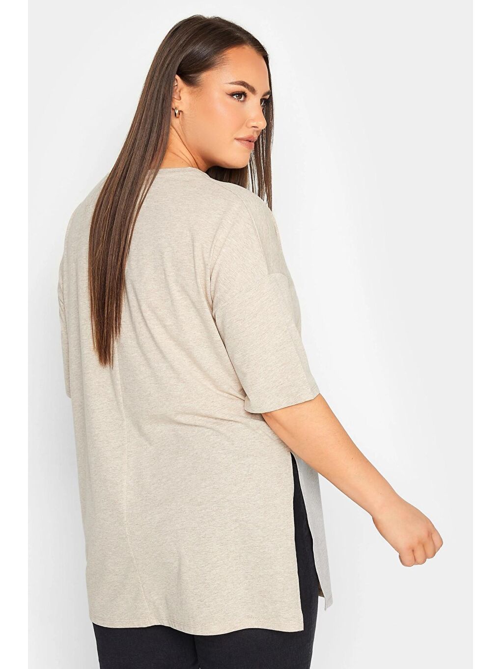 Bej Büyük Beden Yırtmaç Detaylı Yazı Baskılı Bisiklet Yaka Yarım Kollu Tişört 302203-4