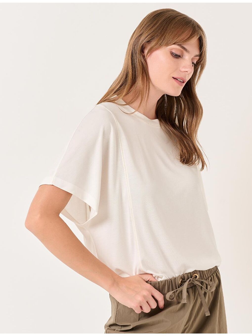 Beyaz Bisiklet Yaka Kısa Kollu Rahat Tişört-2