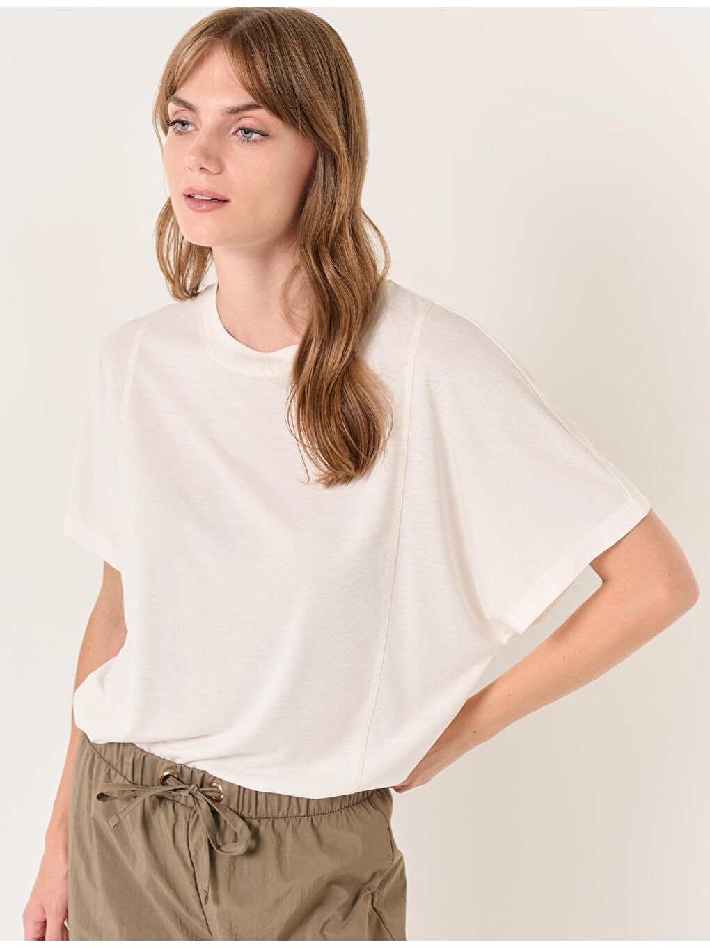 Beyaz Bisiklet Yaka Kısa Kollu Rahat Tişört-3