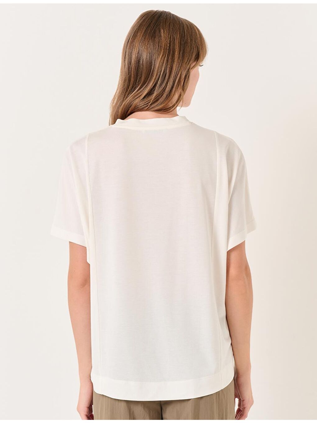 Beyaz Bisiklet Yaka Kısa Kollu Rahat Tişört-4
