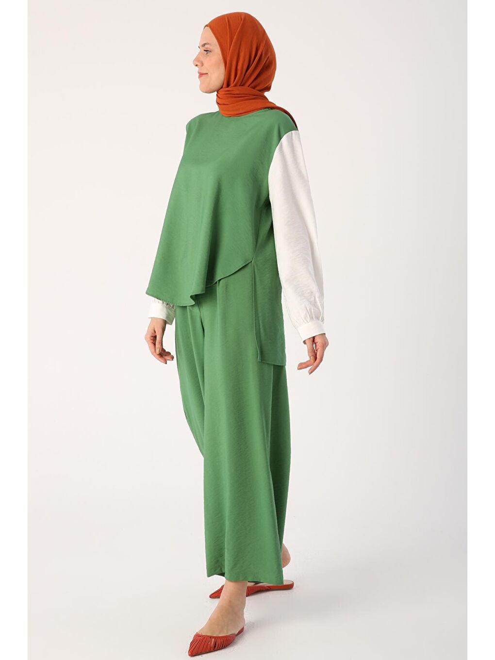 Yeşil Viskon Yırtmaç Detaylı Pantolonlu Takım-2