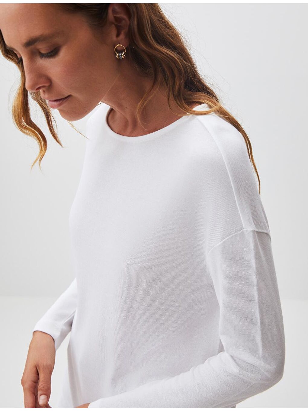 Beyaz Yuvarlak Yaka Uzun Kollu Tişört-1