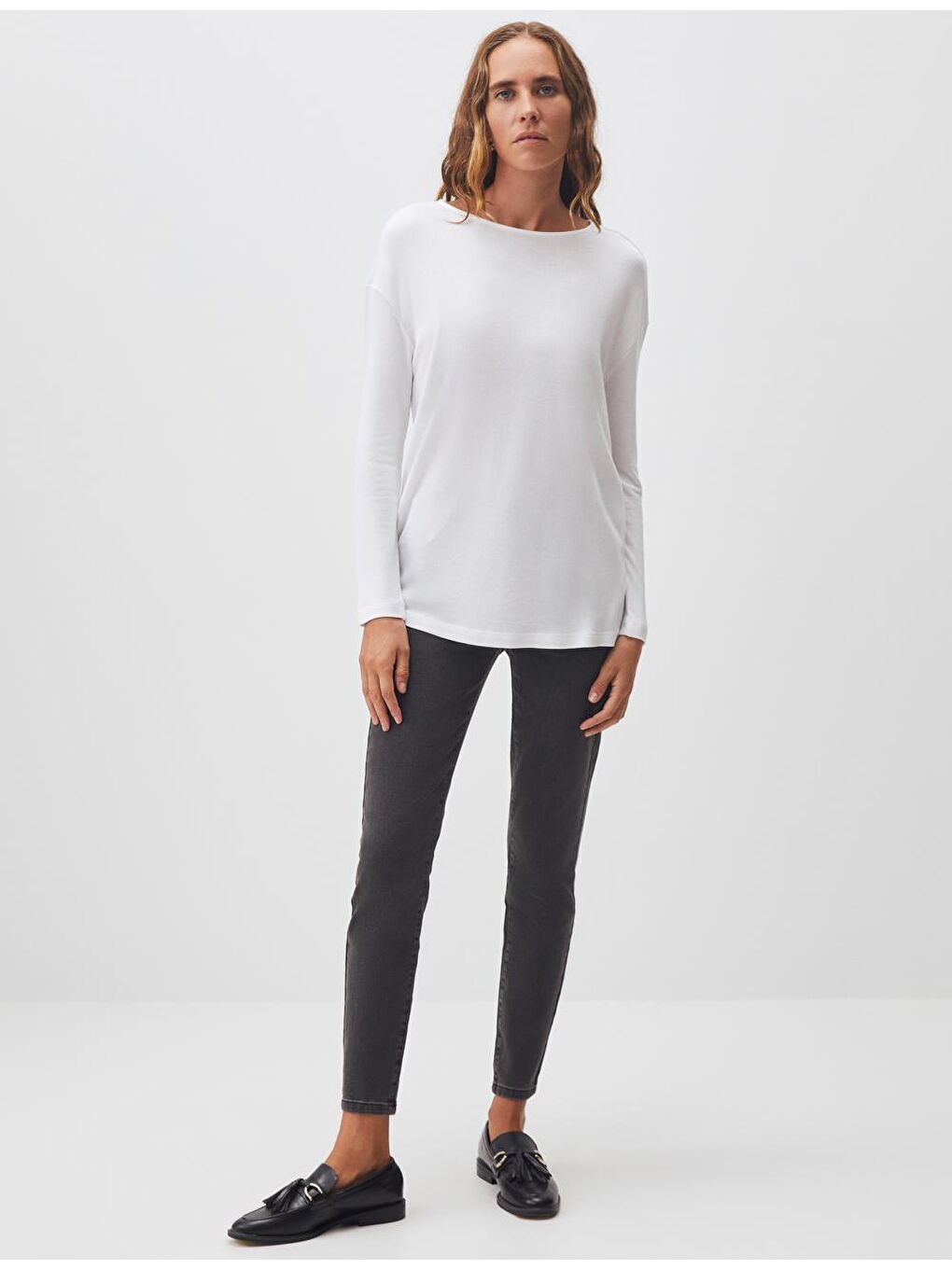 Beyaz Yuvarlak Yaka Uzun Kollu Tişört-2