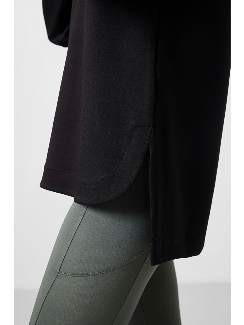 Siyah Yumuşak Dokulu O Yaka Rahat Form Kadın Tunik Sweatshirt - 97305-4