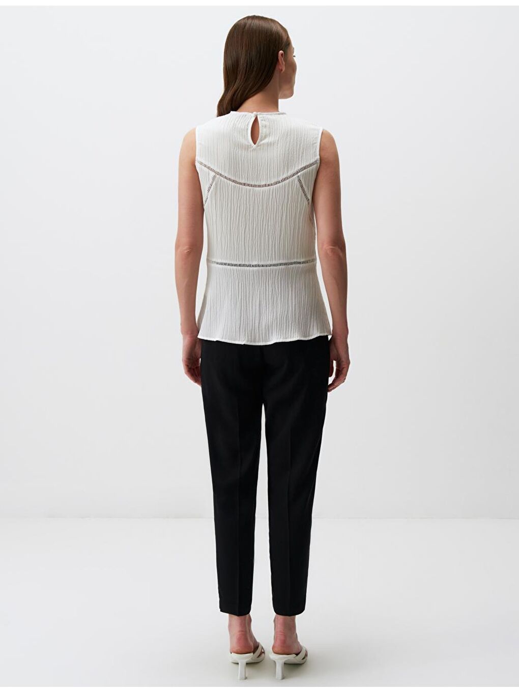 Beyaz Bisiklet Yaka Kolsuz Detaylı Bluz-6