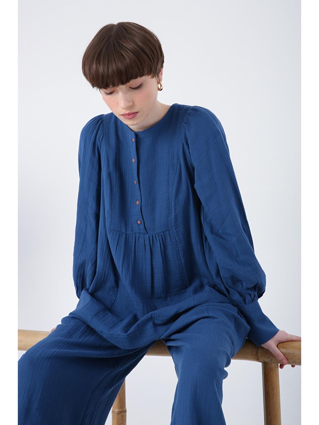 İndigo Yarım Patlı Büzgülü %100 Pamuk Bisiklet Yaka Bluz