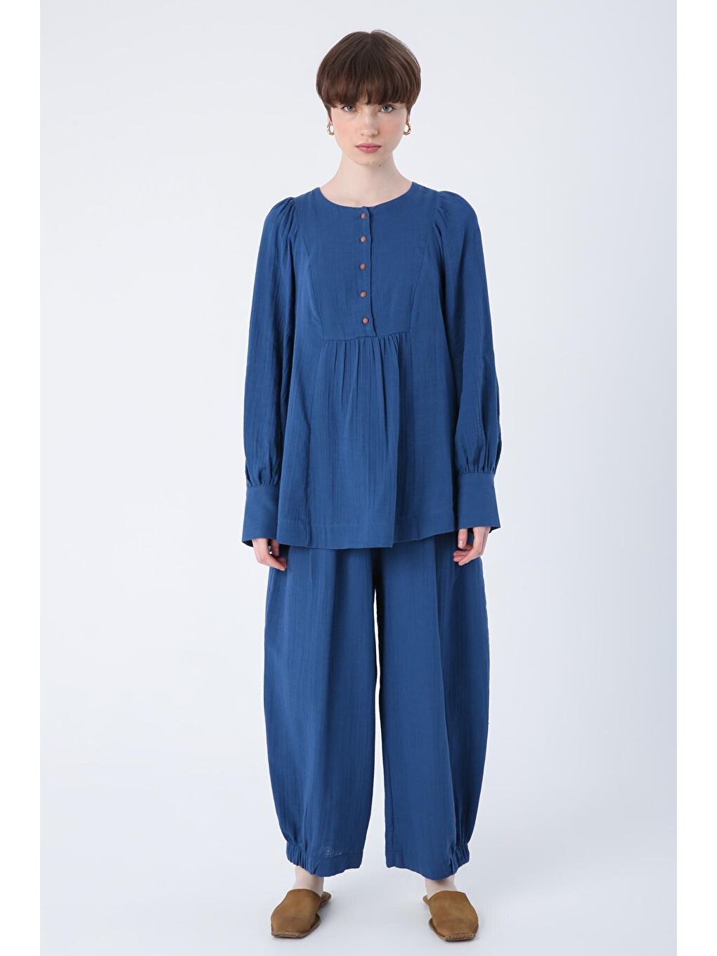 İndigo Yarım Patlı Büzgülü %100 Pamuk Bisiklet Yaka Bluz-1