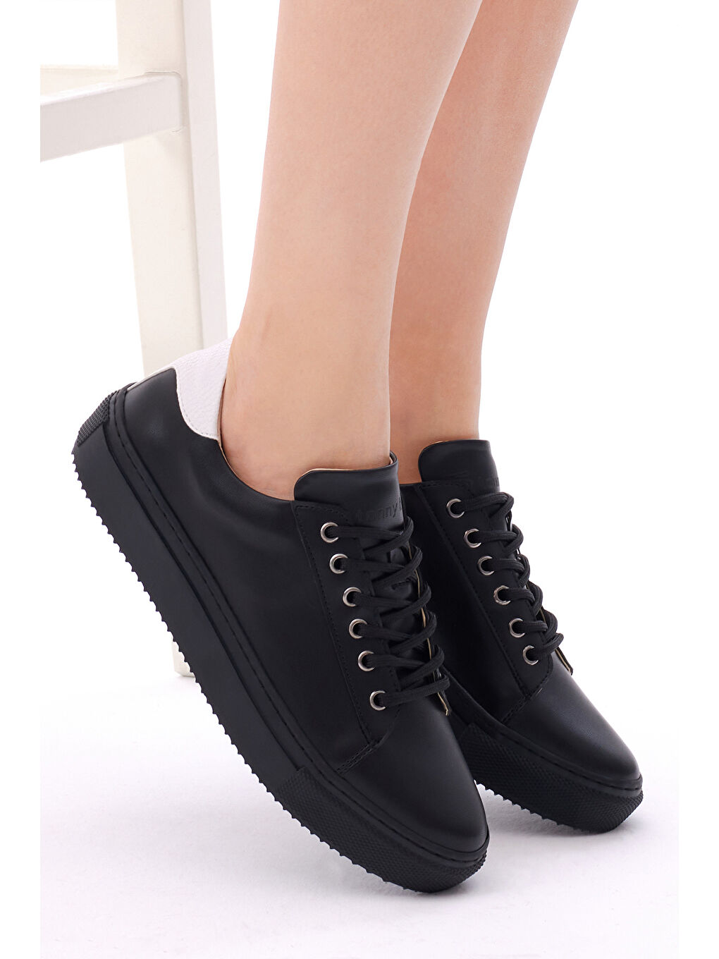 Kadın Siyah Rahat Kalıp Kuzu Derisi Bağcıklı Sneaker