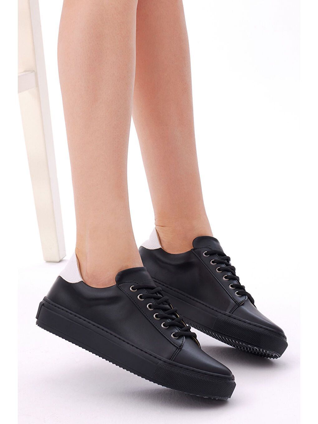 Kadın Siyah Rahat Kalıp Kuzu Derisi Bağcıklı Sneaker-1