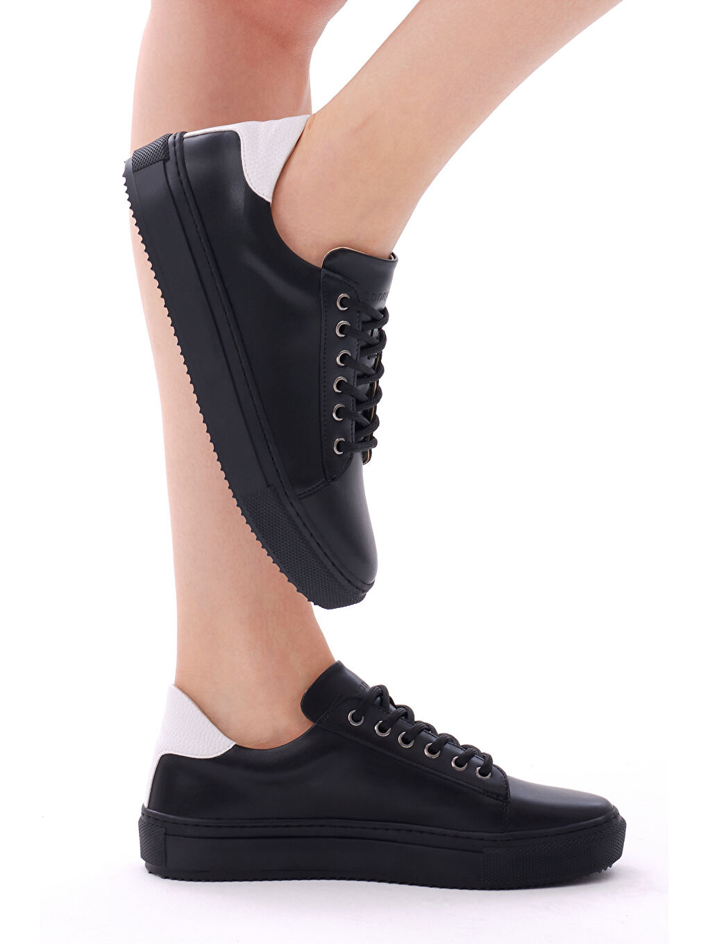 Kadın Siyah Rahat Kalıp Kuzu Derisi Bağcıklı Sneaker-2