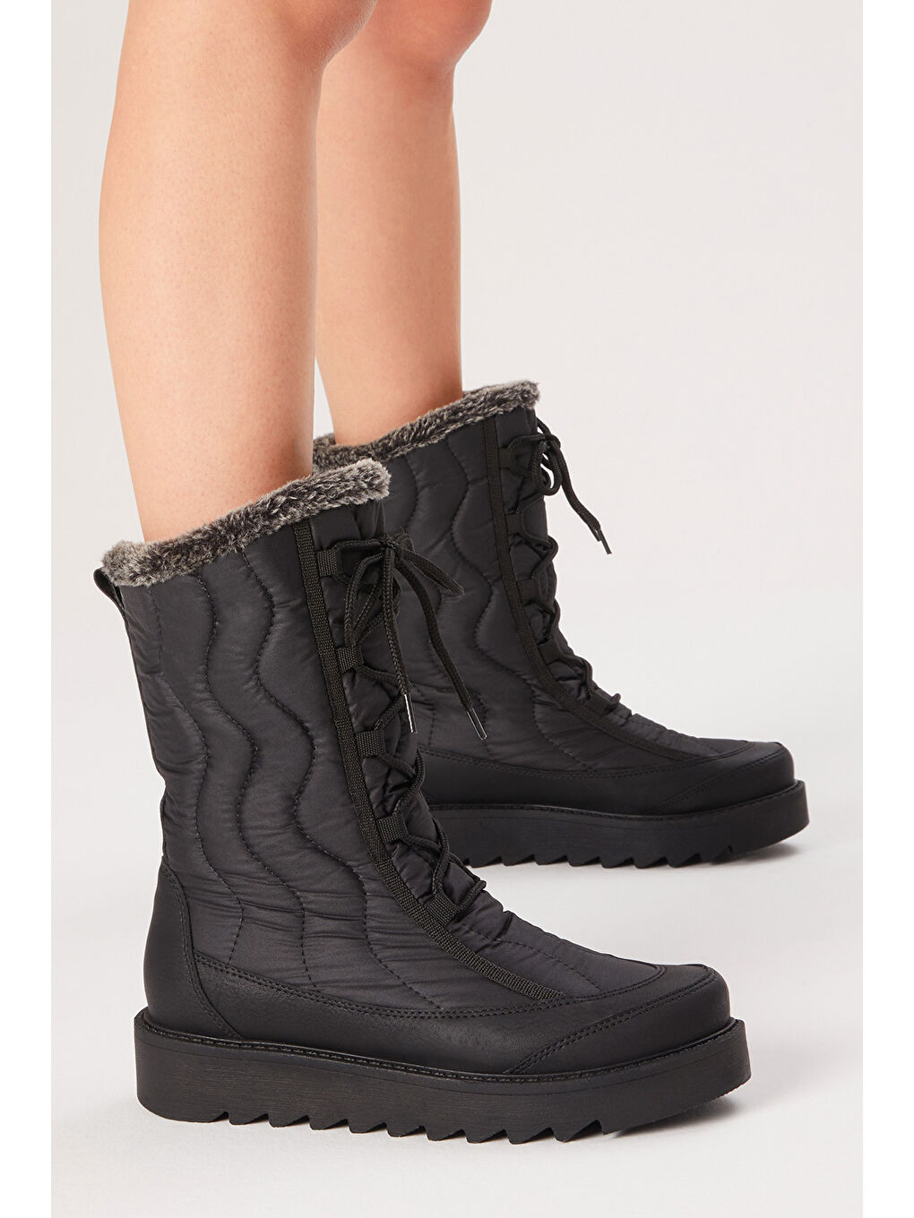 Kadın Siyah Rahat Kalıp Önü Bağcıklı İçi Kürklü Kar Botu-1