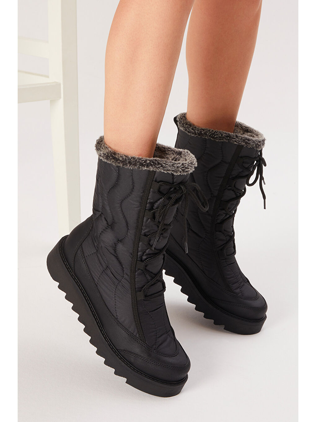 Kadın Siyah Rahat Kalıp Önü Bağcıklı İçi Kürklü Kar Botu-4