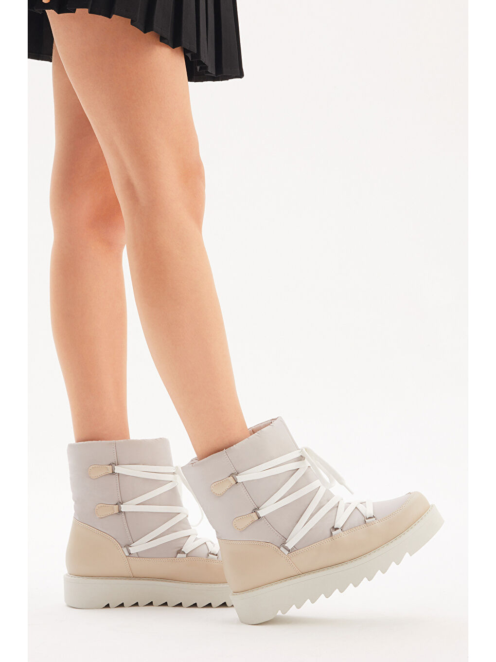 Bej Kadın Vizon Rahat Kalıp Önü Bağcıklı İçi Kürklü Kar Botu