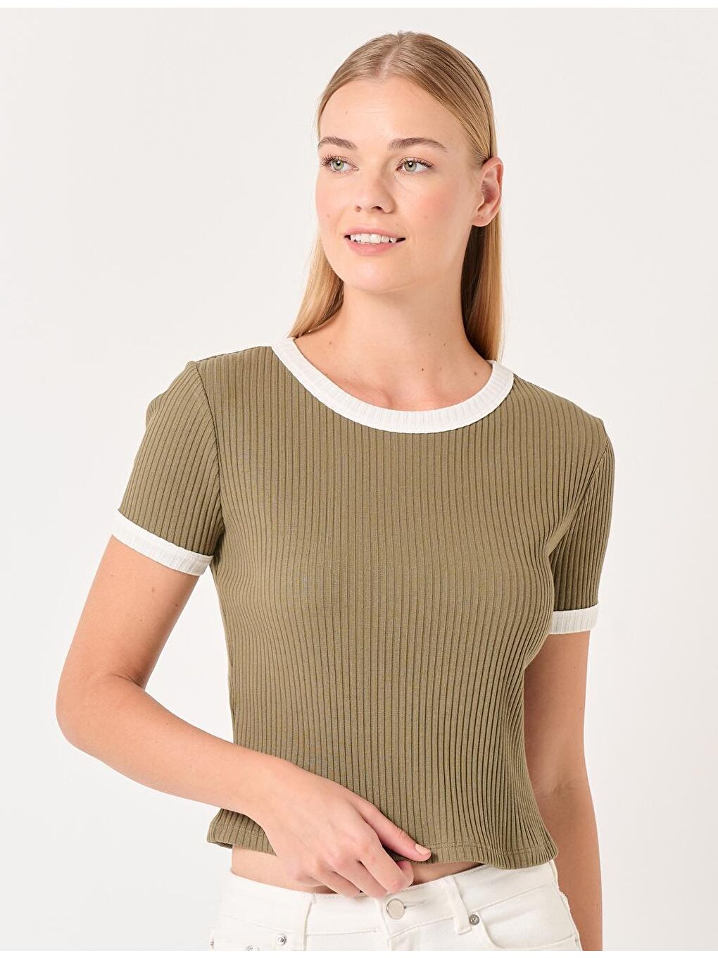 Haki Bisiklet Yaka Kısa Kollu Tişört