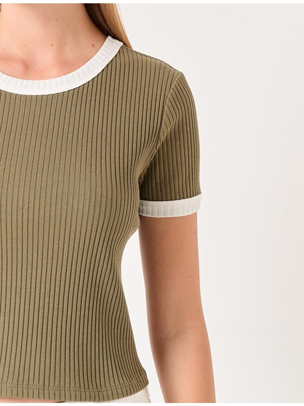 Haki Bisiklet Yaka Kısa Kollu Tişört-1