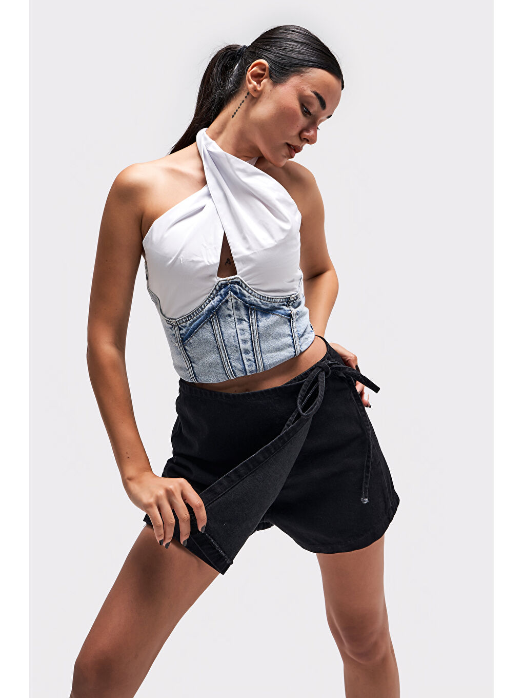 Kadın Taşlanmış Siyah Renk Belden Bağcıklı Denim Şort Etek-1