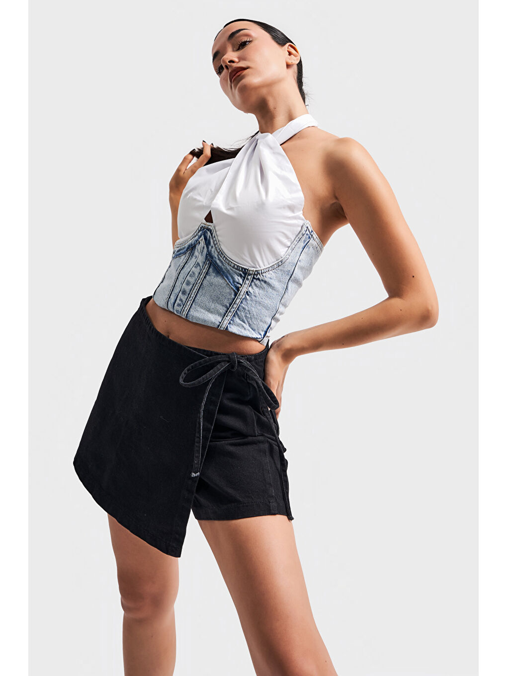 Kadın Taşlanmış Siyah Renk Belden Bağcıklı Denim Şort Etek-4