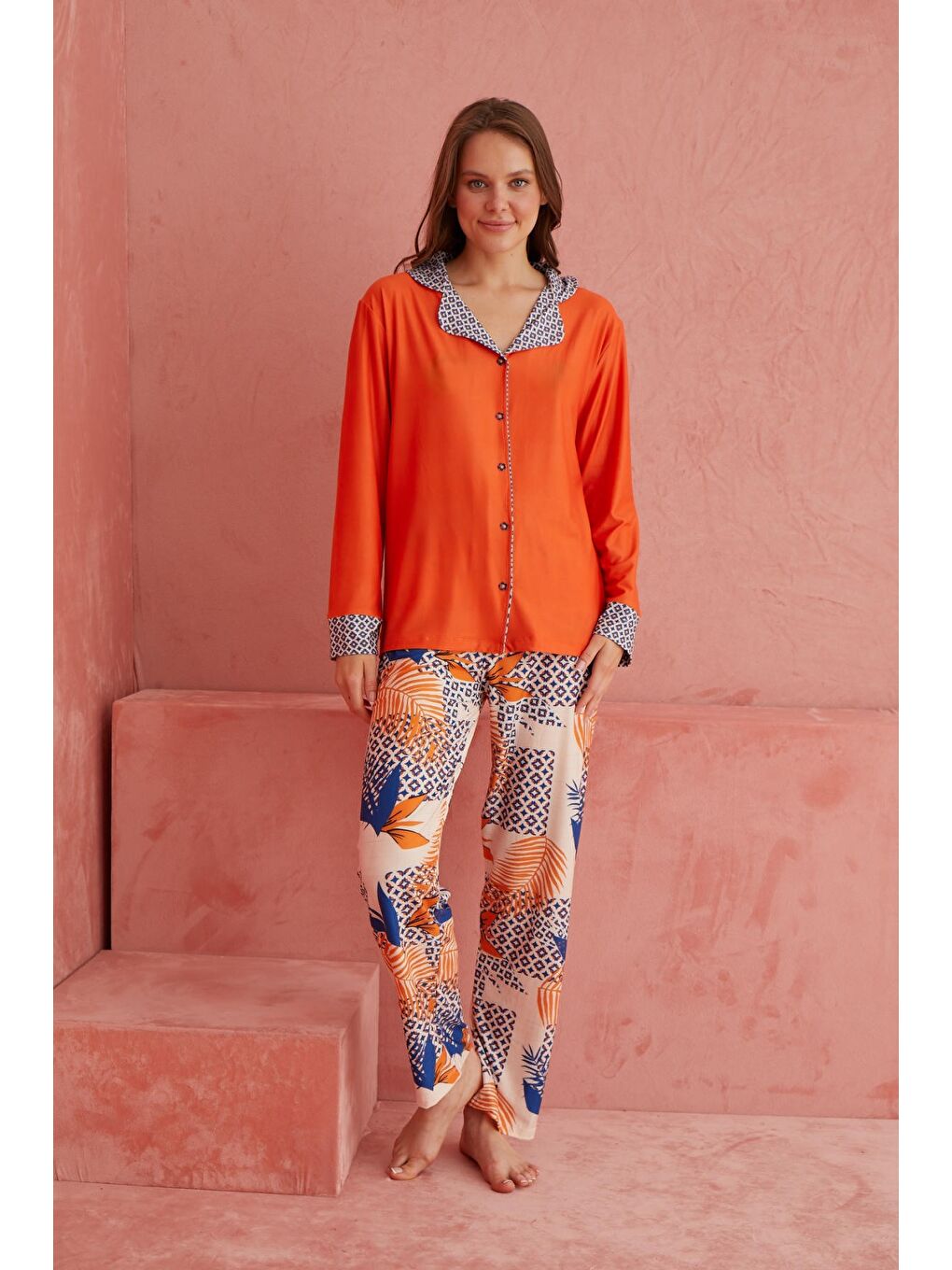 Turuncu Çiçek Desenli Önden Düğmeli Uzun Kollu Örme Pijama Takımı 1182-7-1