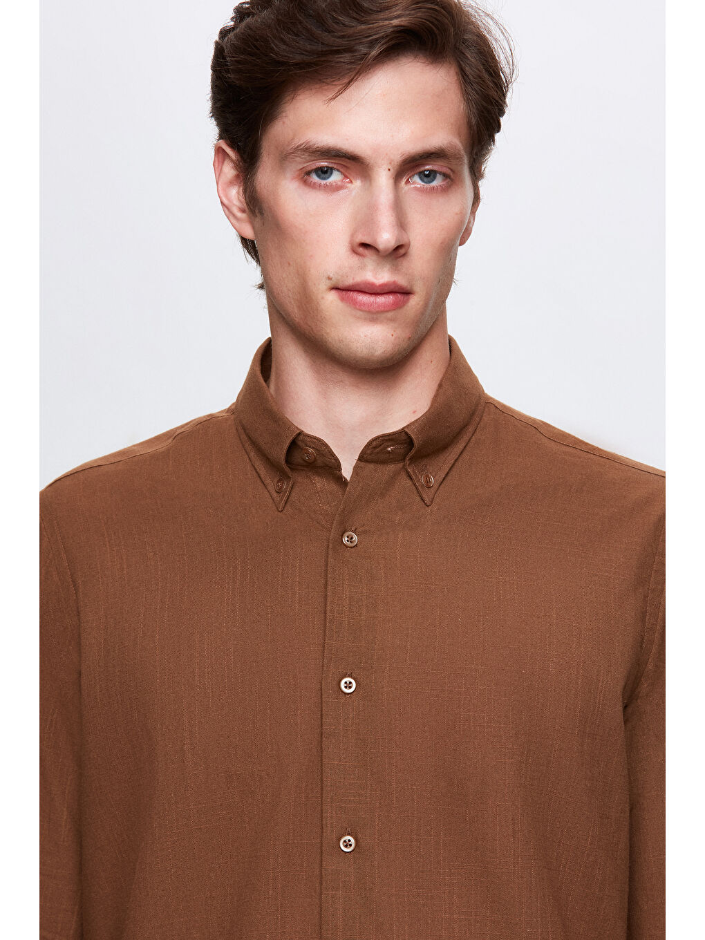 Comfort Kahverengi Düğmeli Yaka Rahat Kesim Keten Görünümlü %100 Pamuk Gömlek-1