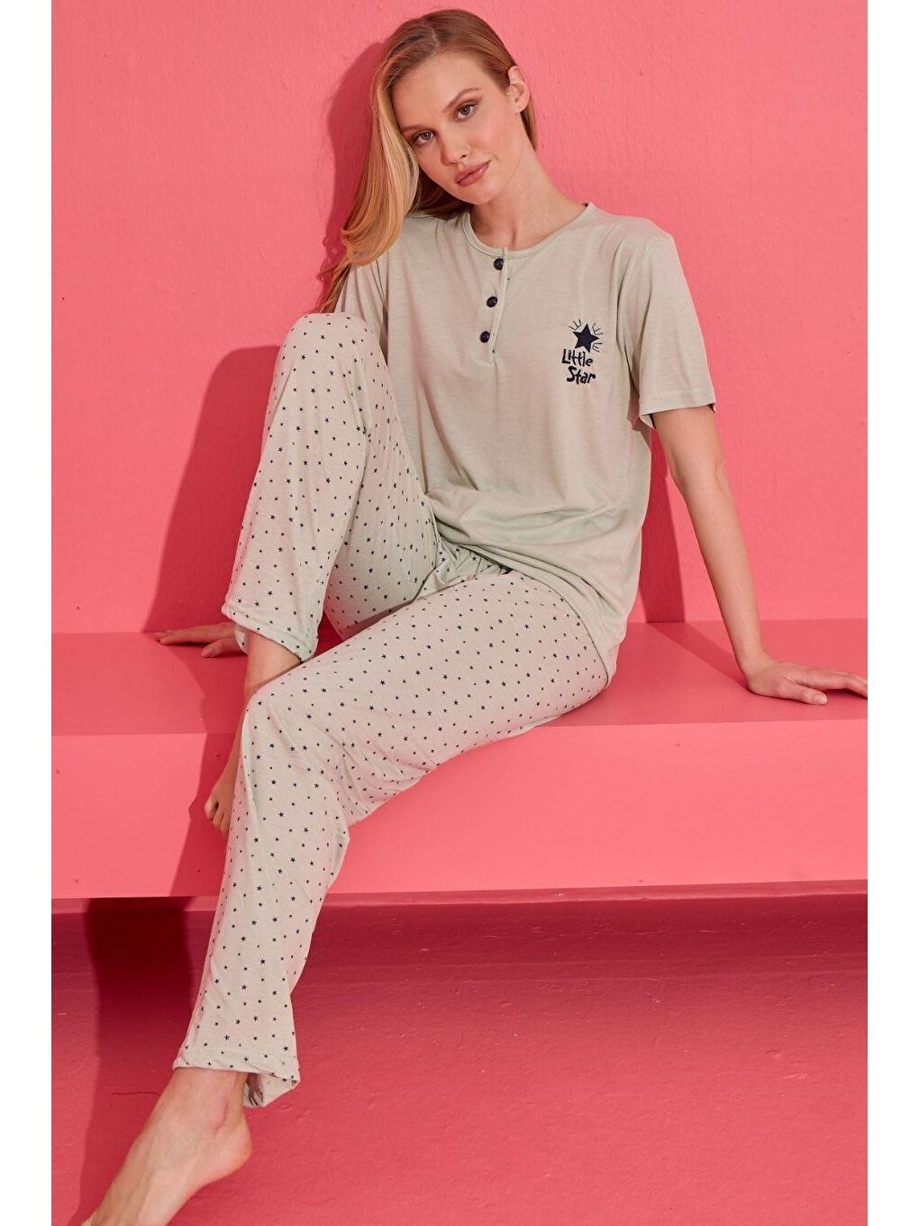 Yeşil Nakışlı Üç Düğmeli Viskon Kadın  Pijama Takımı-1