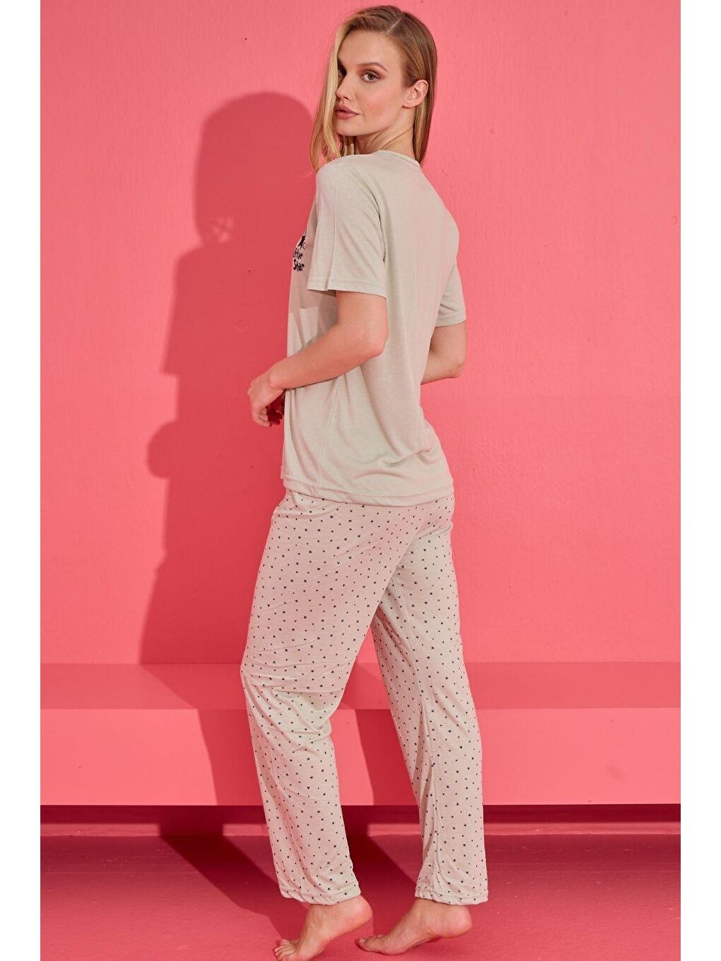 Yeşil Nakışlı Üç Düğmeli Viskon Kadın  Pijama Takımı-2